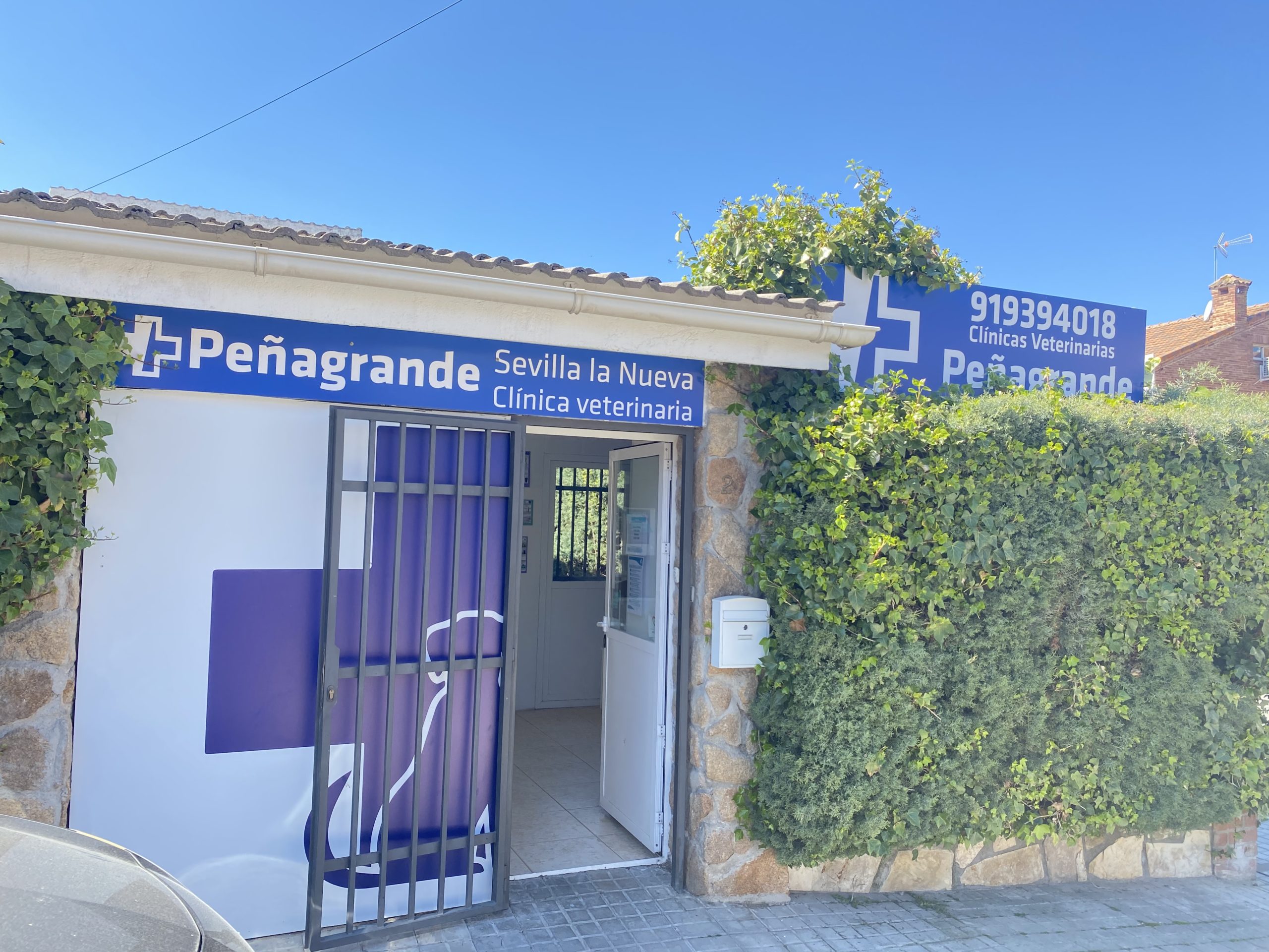 Acceso a la clínica veterinaria Peñagrande Sevilla la Nueva